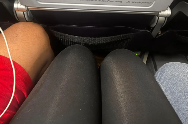 최근 해외 소셜미디어(SNS)에서 이른바 비행기 내 ‘쩍벌남’ 논란을 일으킨 사진 한 장이 누리꾼들 사이에서 화제가 되고 있다. 스레드 캡처