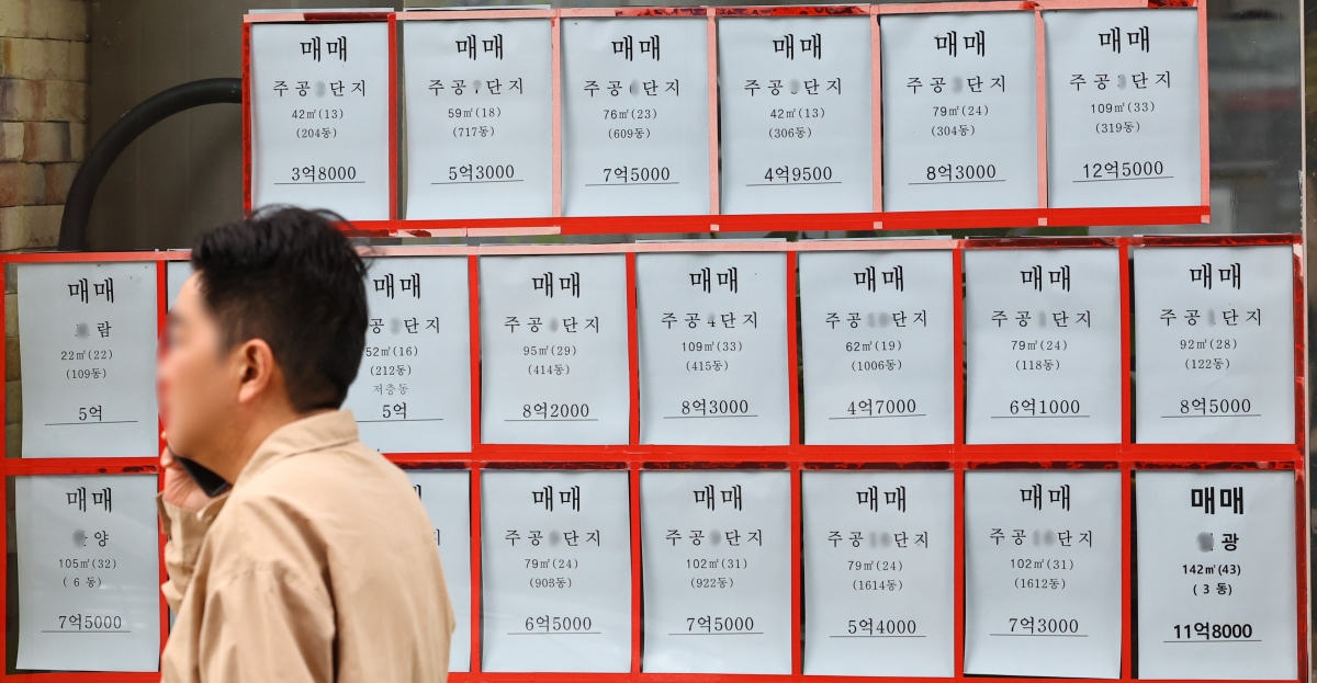 서울 노도강(노원·도봉·강북구) 일대에서 ‘전세 0건, 월세 0건’ 단지가 속출하고 있는 지난 1일 서울 노원구 한 부동산 게시판에 매매물건 광고만 보이고 있다.  뉴시스