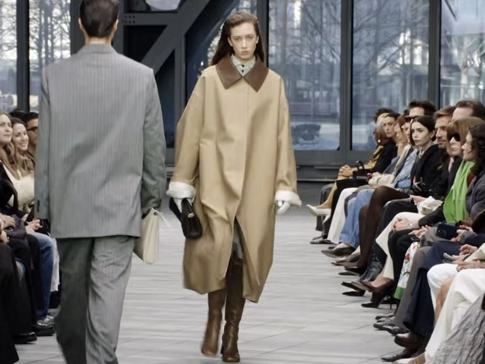 할리우드 여배우 니콜 키드먼의 딸 선데이 로즈 키드먼(17)이 최근 열린 뉴욕 패션위크 캘빈 클라인 쇼에서 런웨이를 걷고 있다. 캘빈 클라인