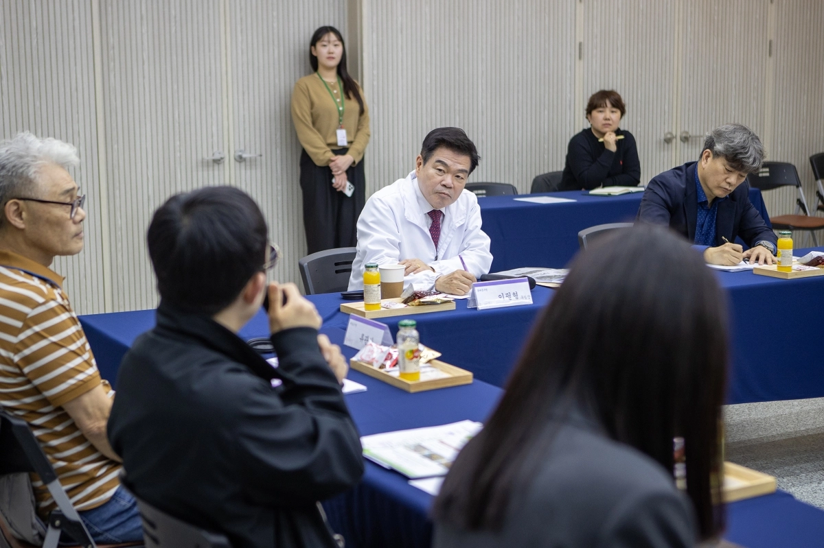 이필형(가운데) 동대문구청장이 지난달 26일 종합사회복지관에서 고시원 원장들과 상생 간담회를 진행하고 있다. 동대문구 제공