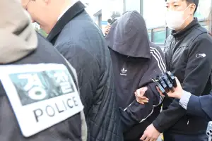 ‘보복 대행’ 일당 구속송치…위장 취업해 주소 털어 대문 인분테러도