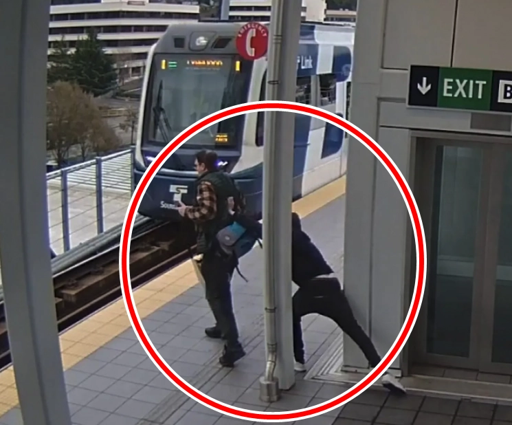 지난달 19일 미국 워싱턴주 시애틀 노스게이트 기차역에서 한 남성이 기차에 탑승하기 위해 대기하던 승객을 뒤에서 밀쳤다. 자료 : King County Sheriff‘s Office