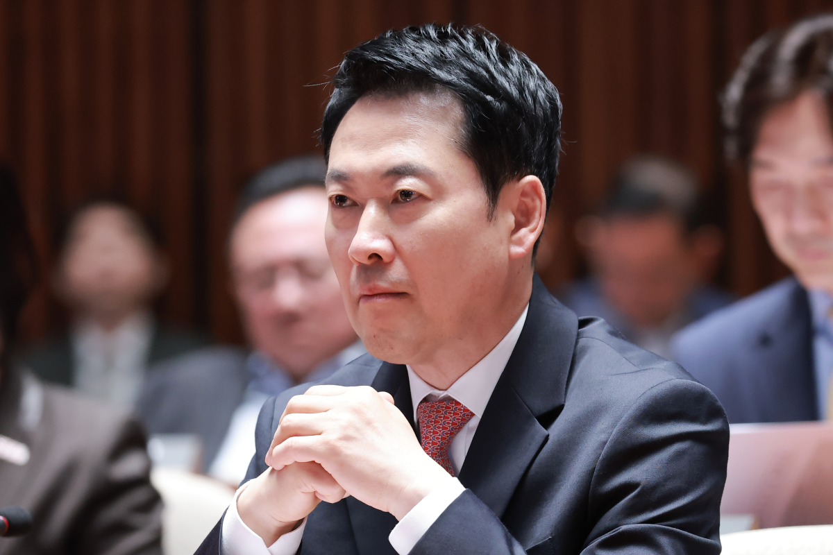 국민의힘 장동혁 대표가 31일 국회에서 열린 의원총회에 참석해 송언석 원내대표 발언을 듣고 있다. 연합뉴스