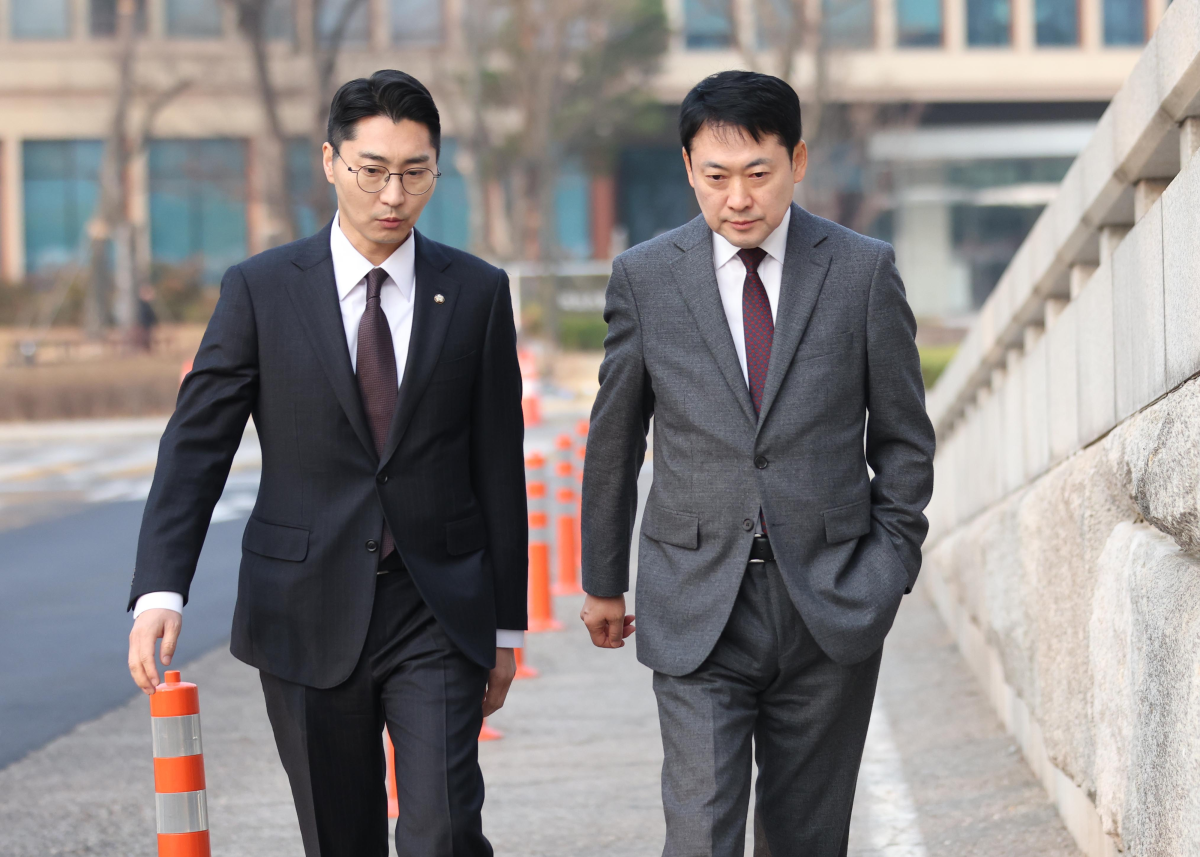 장동혁 국민의힘 대표가 26일 오전 서울 여의도 국회에서 박준태 당대표 비서실장과 함께 출근하고 있다. 뉴시스