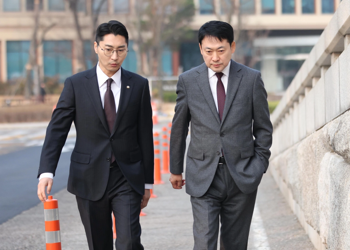 장동혁 국민의힘 대표가 26일 오전 서울 여의도 국회에서 박준태 당대표 비서실장과 함께 출근하고 있다. 뉴시스