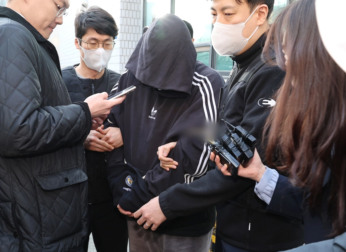 돈을 받고 남의 집 대문에 오물을 뿌리는 등 악의적 ‘보복 대행’ 범죄를 저지른 일당이 2일 서울 양천경찰서에서 검찰로 구속 송치되고 있다. 연합뉴스