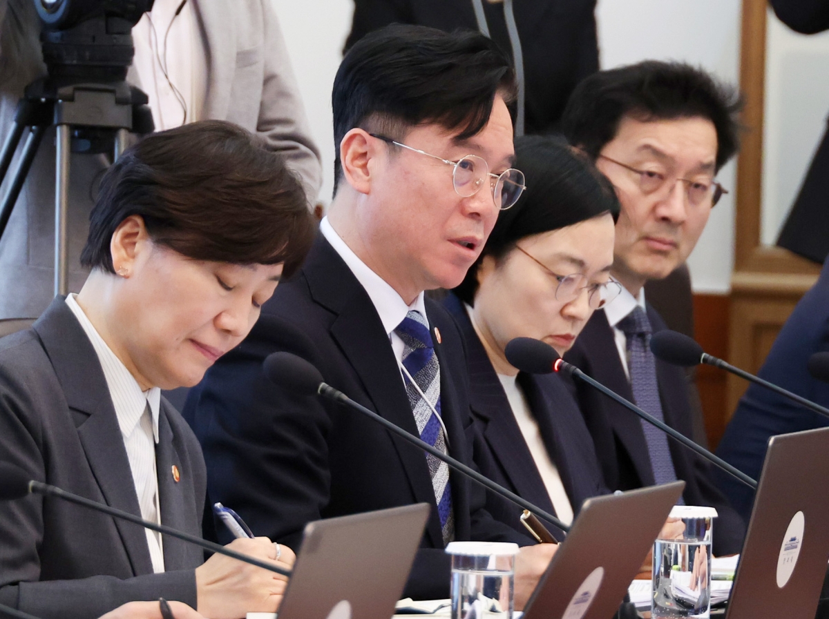 김영훈 노동부 장관이 24일 청와대에서 열린 국무회의에서 이재명 대통령 질문에 답하고 있다. 2026.3.24 연합뉴스