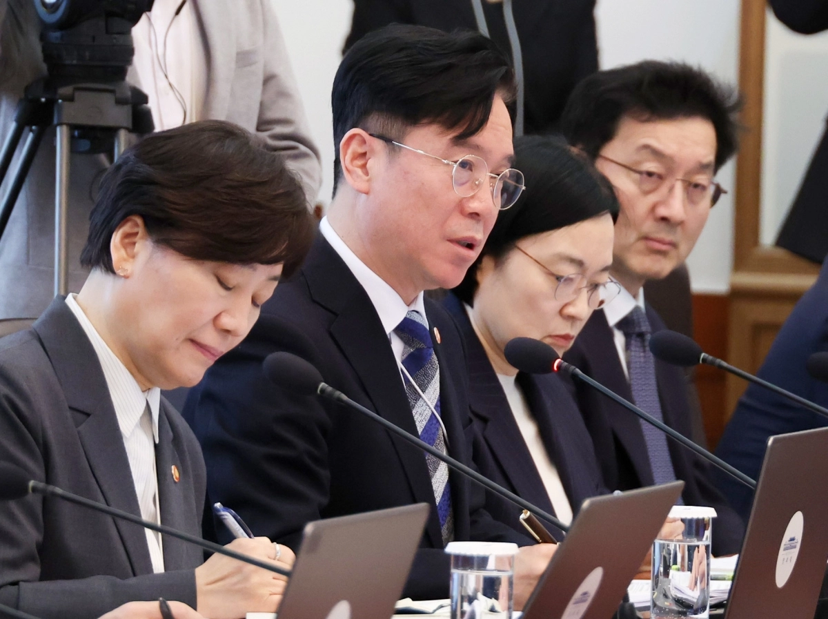 김영훈 노동부 장관이 24일 청와대에서 열린 국무회의에서 이재명 대통령 질문에 답하고 있다. 2026.3.24 연합뉴스