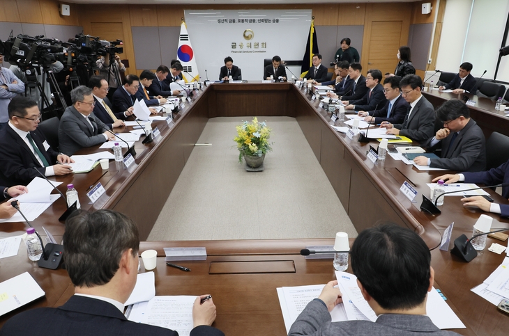 금융위원회가 1일  가계부채 점검회의를 열고 올해 가계부채 증가율을 1.5%로 낮추기로 했다. 연합뉴스