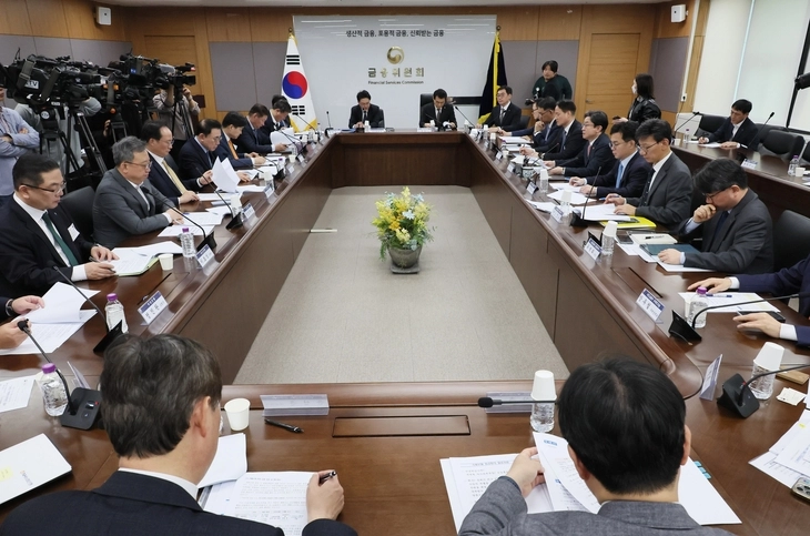 금융위원회가 1일  가계부채 점검회의를 열고 올해 가계부채 증가율을 1.5%로 낮추기로 했다. 연합뉴스