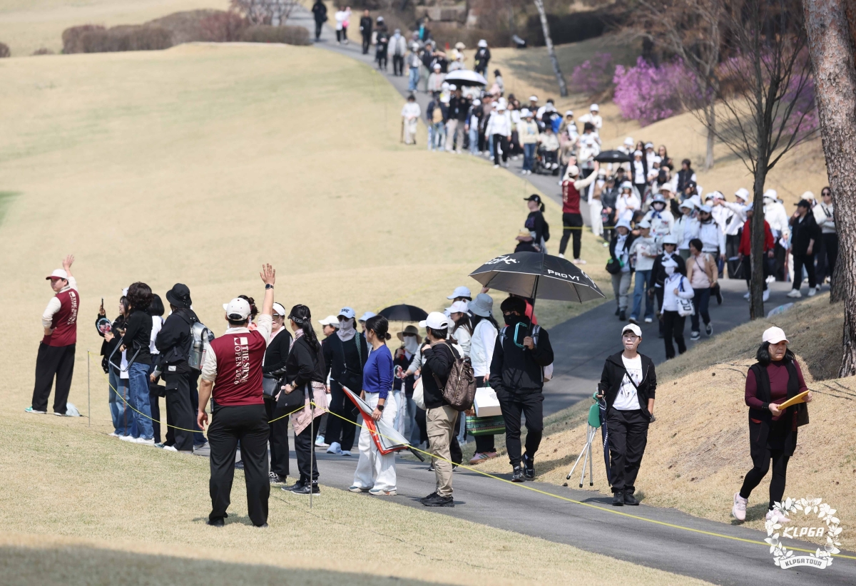 올해 국내에서 처음 열리는 KLPGA투어 대회에 구름 갤러리가 모여든 모습. KLPGA 제공