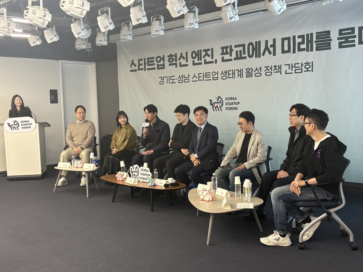 성남시장 선거 출마에 나선 김병욱(가운데) 전 청와대 정무비서관이 2일 판교 글로벌비즈센터에서 열린 ‘스타트업 혁신 엔진, 판교에서 미래를 묻다’ 간담회에참석해 참석자들과촬영을 하고 있다.