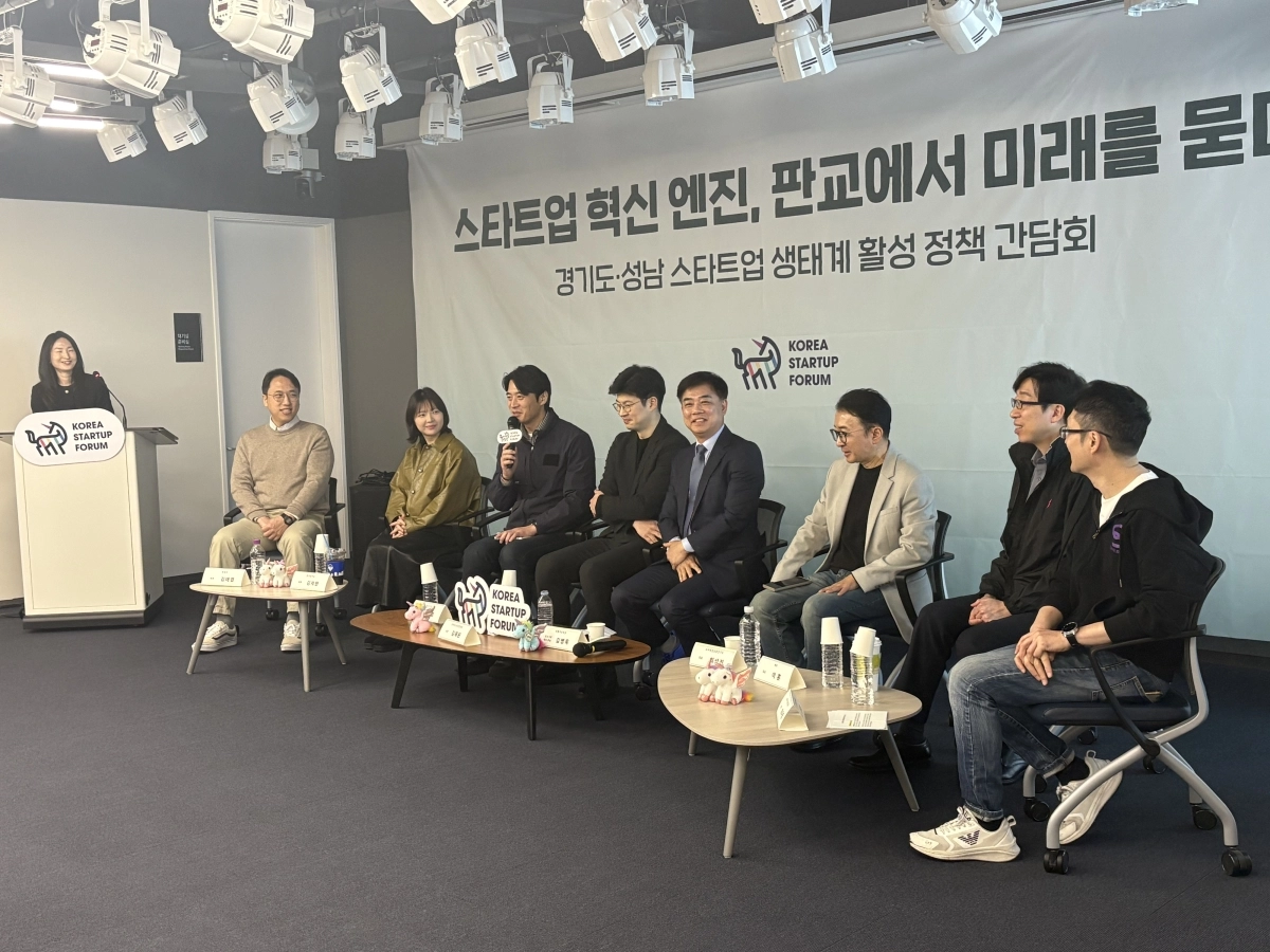 성남시장 선거 출마에 나선 김병욱(가운데) 전 청와대 정무비서관이 2일 판교 글로벌비즈센터에서 열린 ‘스타트업 혁신 엔진, 판교에서 미래를 묻다’ 간담회에참석해 참석자들과촬영을 하고 있다.