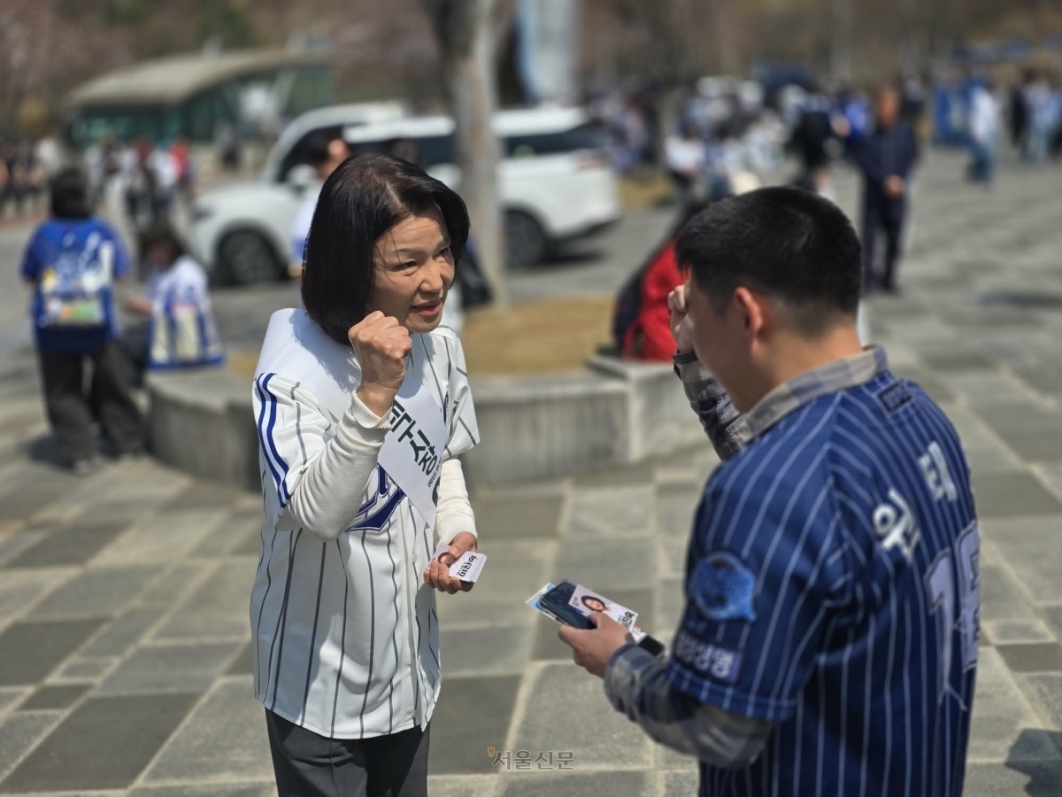 이진숙 전 방송통신위원장이 지난달 28일 삼성라이온즈-롯데자이언츠와의 프로야구 대구 홈 개막전이 열린 대구라이온즈파크에서 시민들과 함께 사진을 찍고 있다. 2026.3.29 이진숙 전 방송통신위원장 페이스북 캡처