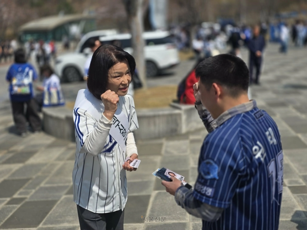 이진숙 전 방송통신위원장이 지난달 28일 삼성라이온즈-롯데자이언츠와의 프로야구 대구 홈 개막전이 열린 대구라이온즈파크에서 시민들과 함께 사진을 찍고 있다. 2026.3.29 이진숙 전 방송통신위원장 페이스북 캡처