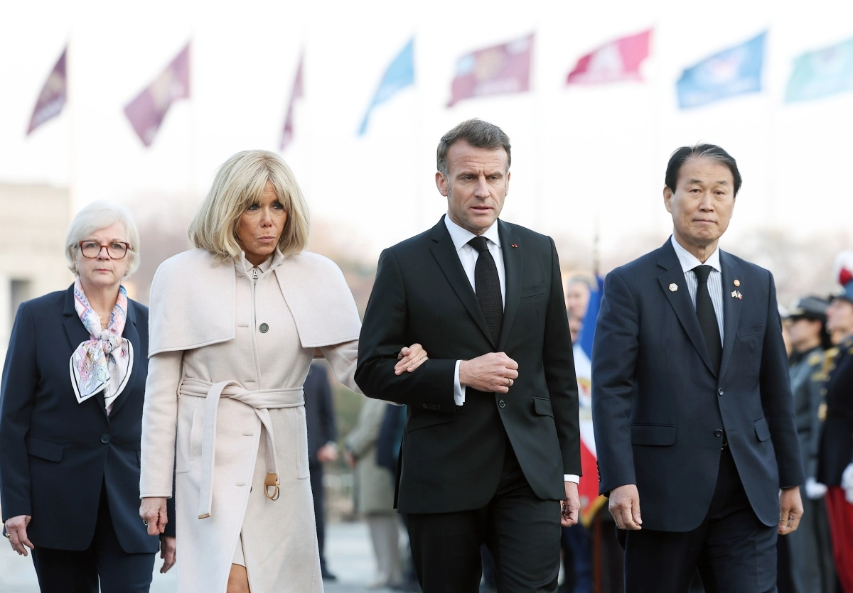 이동하는 마크롱 대통령