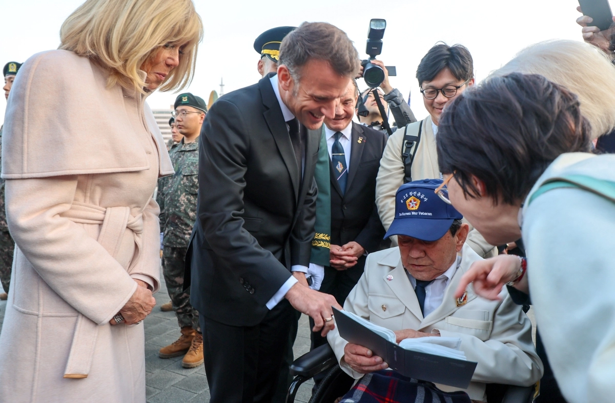 참전용사 만난 마크롱 프랑스 대통령