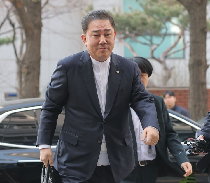 차남 특혜편입 등 13개 의혹을 받는 김병기 무소속 의원이 지난 4월 조사를 받기 위해 서울 마포구 서울경찰청 공공범죄수사대에 출석하고 있다. 연합뉴스