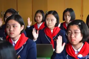 [포토] 새 학년 첫 수업 듣는 북한 여학생들