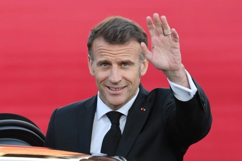 2일 방한한 에마뉘엘 마크롱 프랑스 대통령이 서울공항에서 차량에 탑승하며 손을 흔들고 있다. 이재명 대통령 부부는 이날 청와대 상춘재에서 마크롱 대통령 부부와 친교 만찬을 함께했다. 연합뉴스