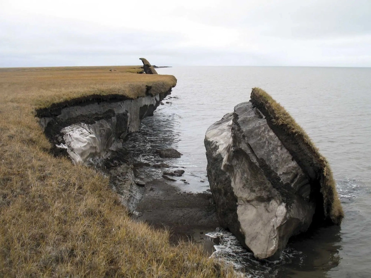 온난화로 영구 동토층이 녹으면서 해안 침식이 발생해 무너져 내리는 미국 알래스카 지역의 드루 포인트 절벽 모습 . 美지질조사국 제공