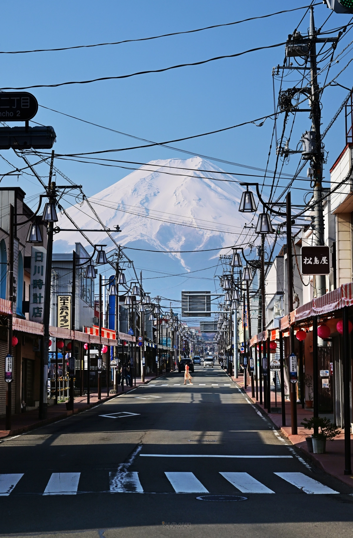 일본 야마나시현 후지요시다시의 중심지인 혼마치 거리. 우리에겐 생소하지만 ‘오버 투어리즘’ 문제가 제기될 만큼 일본 안팎으로 널리 알려진 장소다. 일본 드라마와 영화 등에서도 곧잘 등장한다.