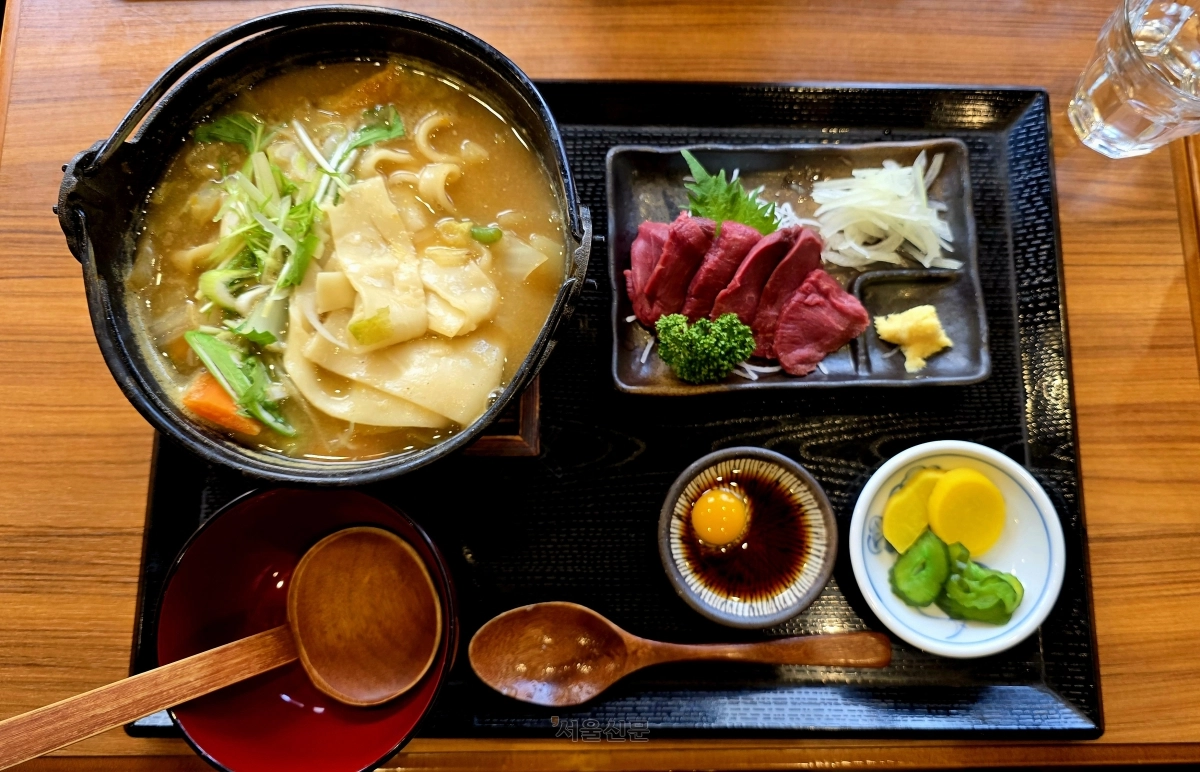 야마나시 토속 음식인 호토(식판 왼쪽)와 말고기 육회(식판 오른쪽 위).