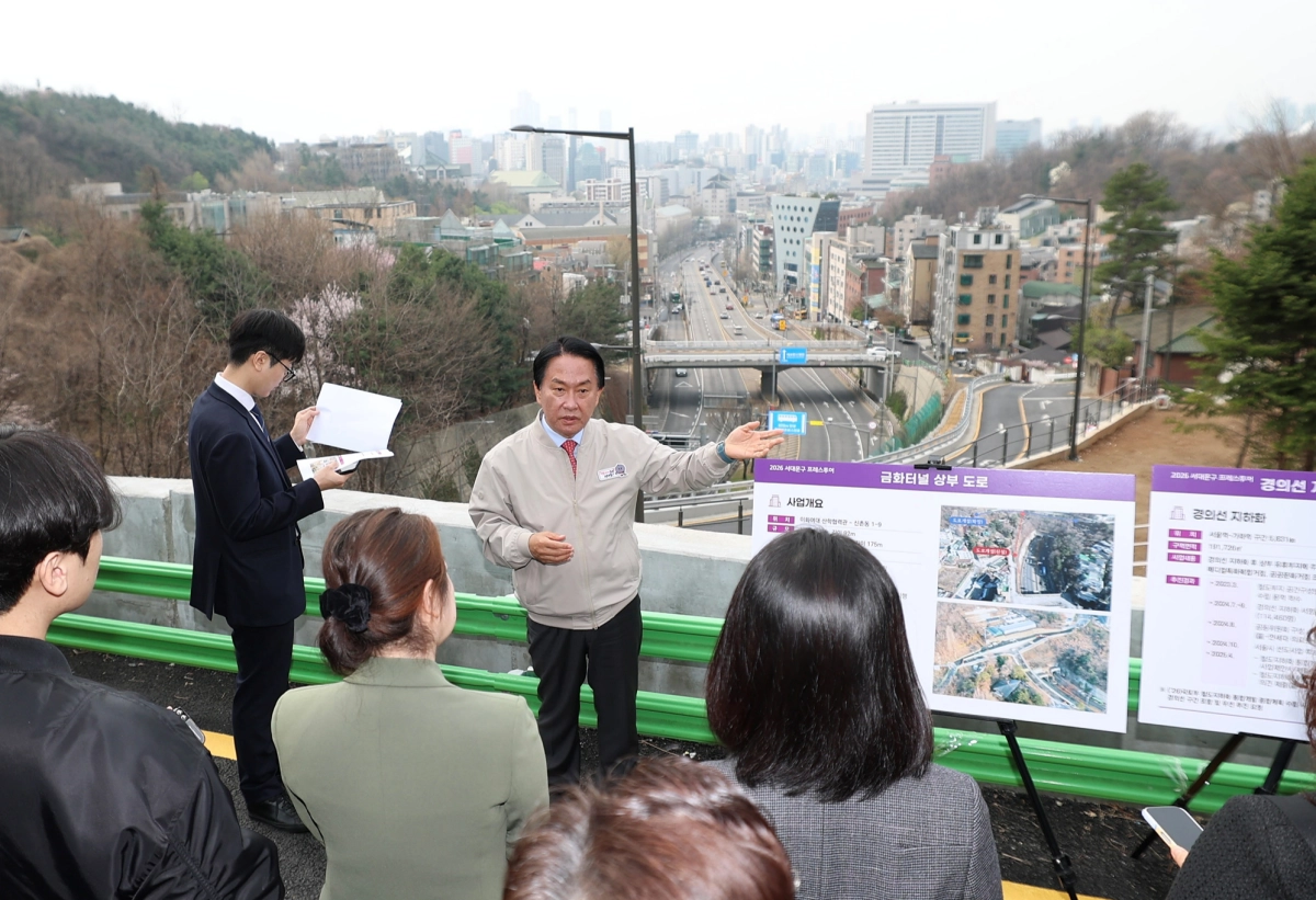이성헌(왼쪽 네 번째) 서울 서대문구청장이 지난 1일 취재진에게 신촌동 금화터널 상부에 개통된 도로에 대해 설명하고 있다. 서대문구 제공