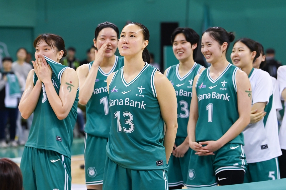 하나은행의 홈구장인 부천에서 지난달 29일 열린 마지막 홈경기에서 동료 선수들의 축하를 받으며 팬들에게 감사 인사를 전하는 김정은의 모습. WKBL 제공