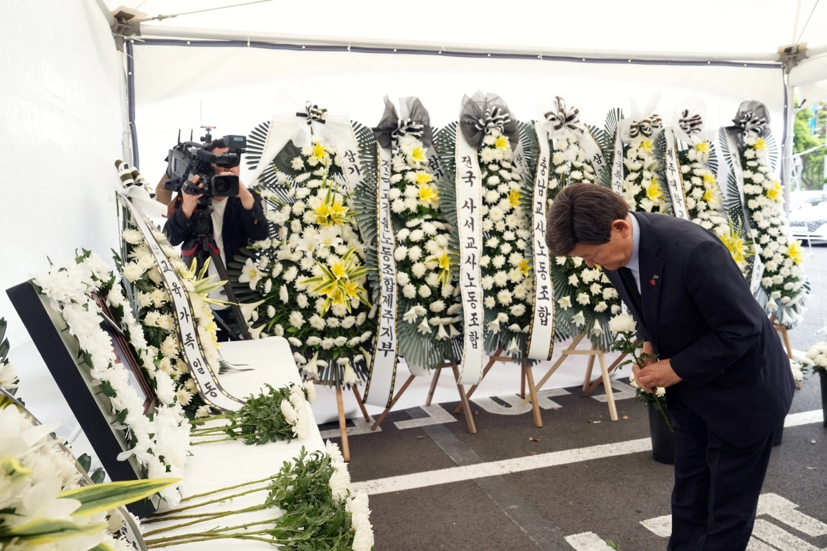 김광수 제주교육감이 지난해 5월 23일 제주 모 중학교 교사 분향소가 마련된 교육청 앞마당 빈소를 찾아 조문하는 모습. 제주도교육청 제공