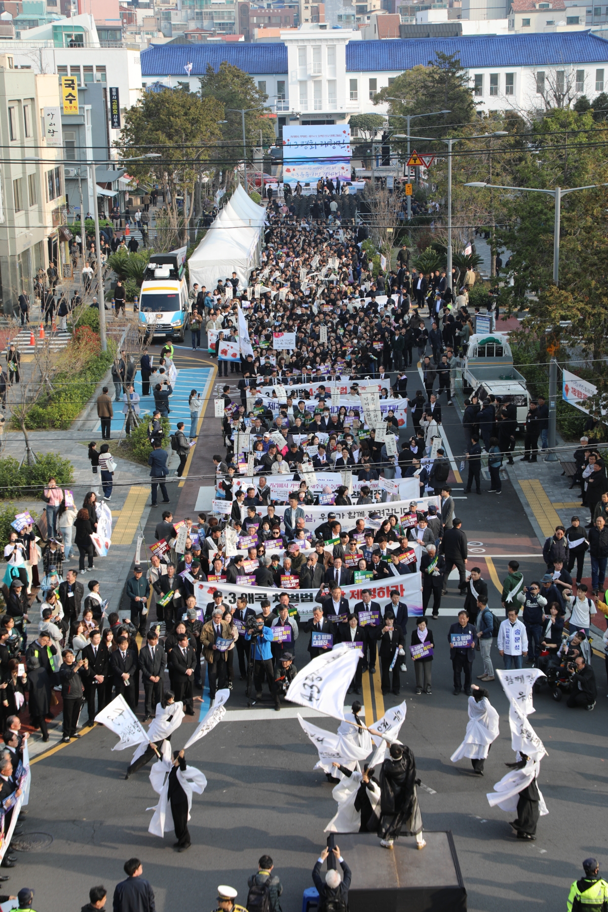 제78주년 제주4·3희생자 추념식을 하루 앞둔 2일 제주시 도심이 세대와 지역을 아우른 ‘평화의 행렬’로 물들었다. 제주도 제공