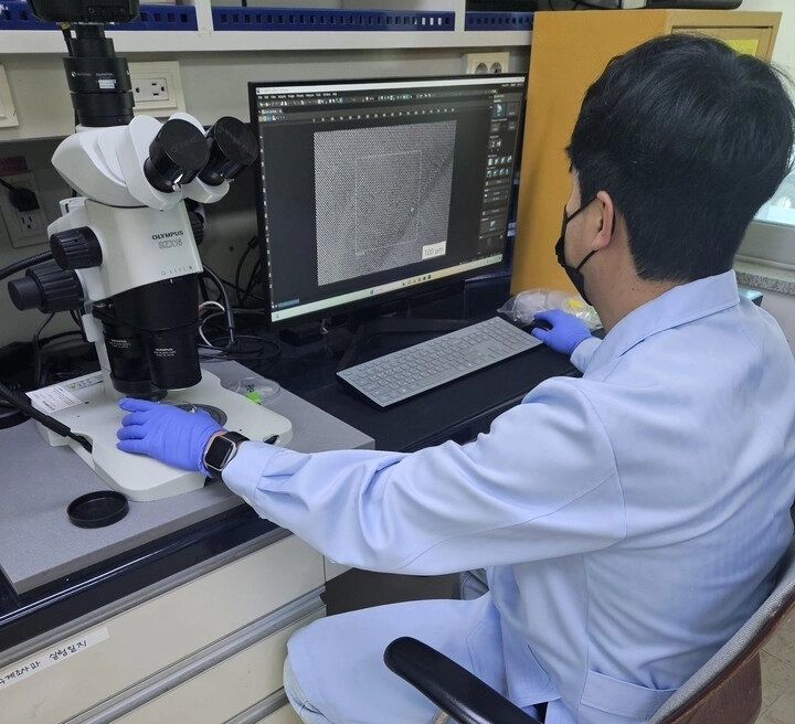 경북도보건환경연구원 연구원이 정수장에서 채수한 시료를 검사하고 있다. 경북도제공