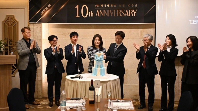 ㈜제이앤코슈 장유호 대표(가운데)와 임원진이 창립 10주년 기념식에서 케이크 커팅을 진행하고 있다.