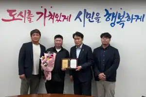 군포 환경미화원, 청소 중 발견한 1300만원 상당 금품 주인 찾아줘