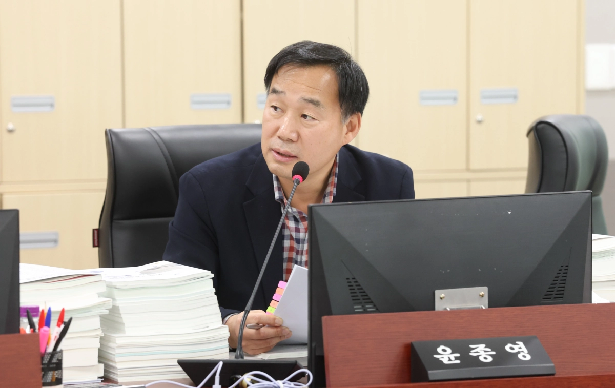 윤종영 의원이 1일 경기도 해양수산과로부터 영평천 내수면 어업피해 관련 현안사항에 대한 공식 보고를 받고 있다.(사진=경기도의회)