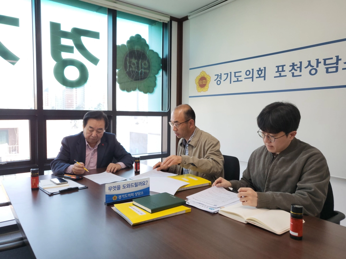 김성남 의원이 2일 경기도의회 포천상담소에서 경기도 축산동물복지국 관계자들과 아프리카돼지열병 발생에 따른 피해 농가 지원 방안을 논의하고 있다.(사진=경기도의회)