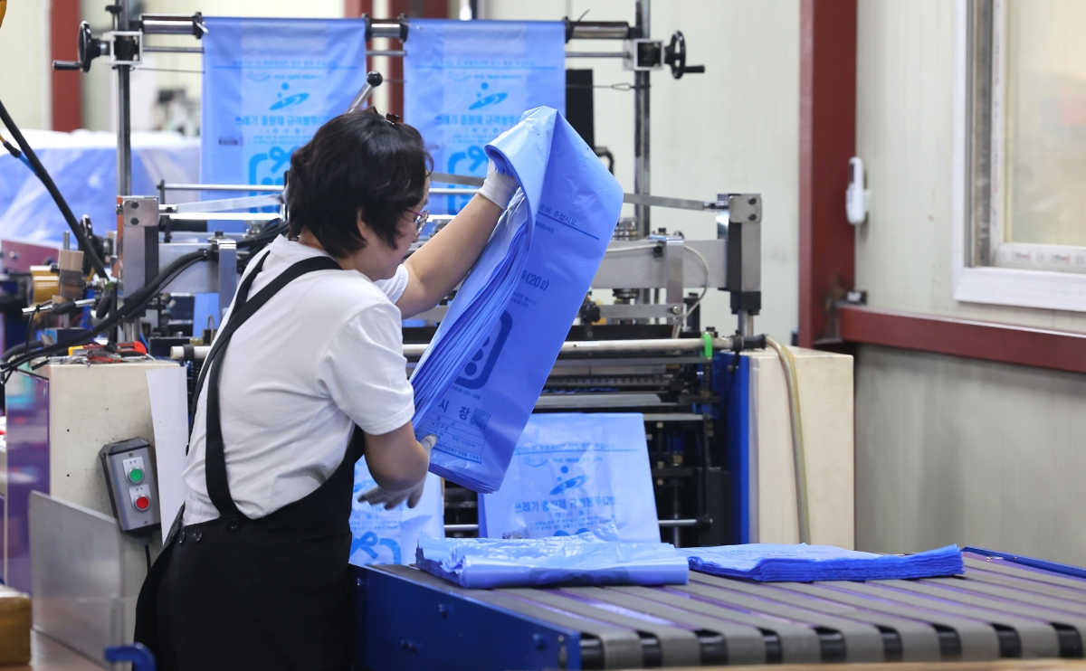 중동 전쟁 장기화로 나프타 등 원료 수급에 어려움을 겪고 있는 가운데 2일 인천 미추홀구의 한 비닐봉투, 종량제 봉투 제조 공장에서 종량제 봉투가 생산되고 있다. 연합뉴스
