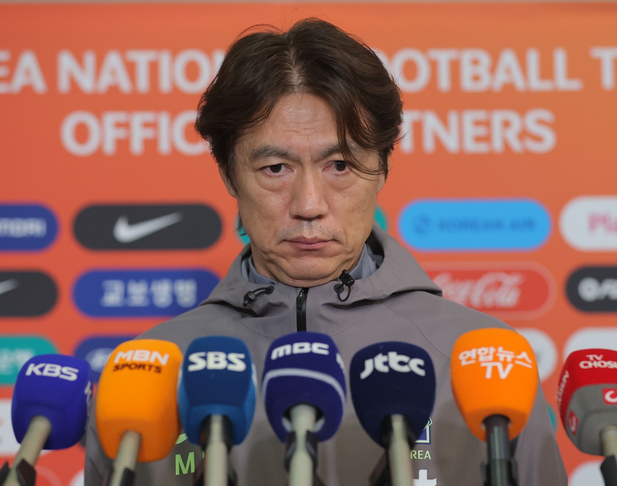 질문 듣는 홍명보 감독