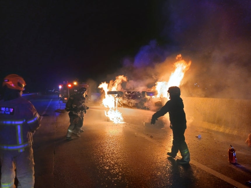 2일 오후 10시 45분쯤 충북 진천군 중부내륙고속도로 하남 방향 진천IC 부근에서 승용차가 우측 가드레일을 들이받고 전도되는 사고가 발생해 소방당국이 진화 작업을 벌이고 있다. 진천소방서 제공