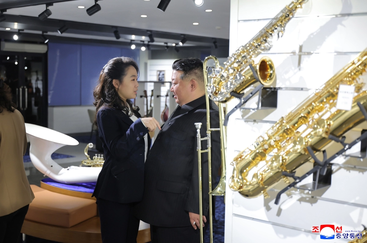 김정은 북한 국무위원장이 딸 주애와 함께 개업을 앞둔 ‘평양의 신도시’ 화성지구 4단계 구역의 봉사시설(상업시설)을 돌아보며 운영준비 상태를 요해(파악)했다고 조선중앙통신이 3일 보도했다. 2026.4.3 연합뉴스