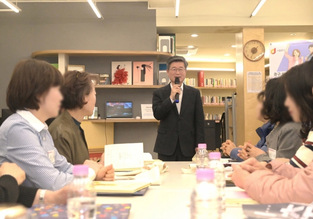 김길성(가운데) 중구청장이 지역 작은도서관에서 열린 ‘시니어 북스타트 사업’ 참가자들에게 인사말을 하고 있다. 중구 제공
