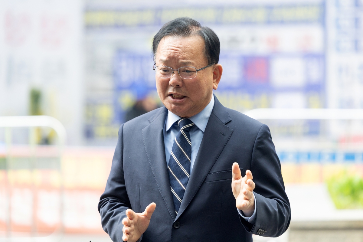 대구시장 출마를 선언한 김부겸 전 국무총리가 3일 오전 서울 여의도 더불어민주당 중앙당사에서 후보자 면접을 보기 전 취재진의 질문에 답하고 있다. 2026.4.3 뉴스1