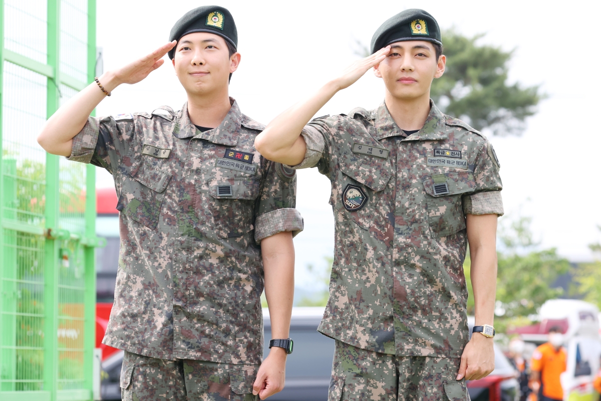 육군 현역 복무를 마치고 만기 전역한 그룹 방탄소년단(BTS) RM과 뷔가 10일 강원 춘천시 신북읍체육공원에서 취재진을 향해 거수경례하고 있다. 2025.6.10 연합뉴스
