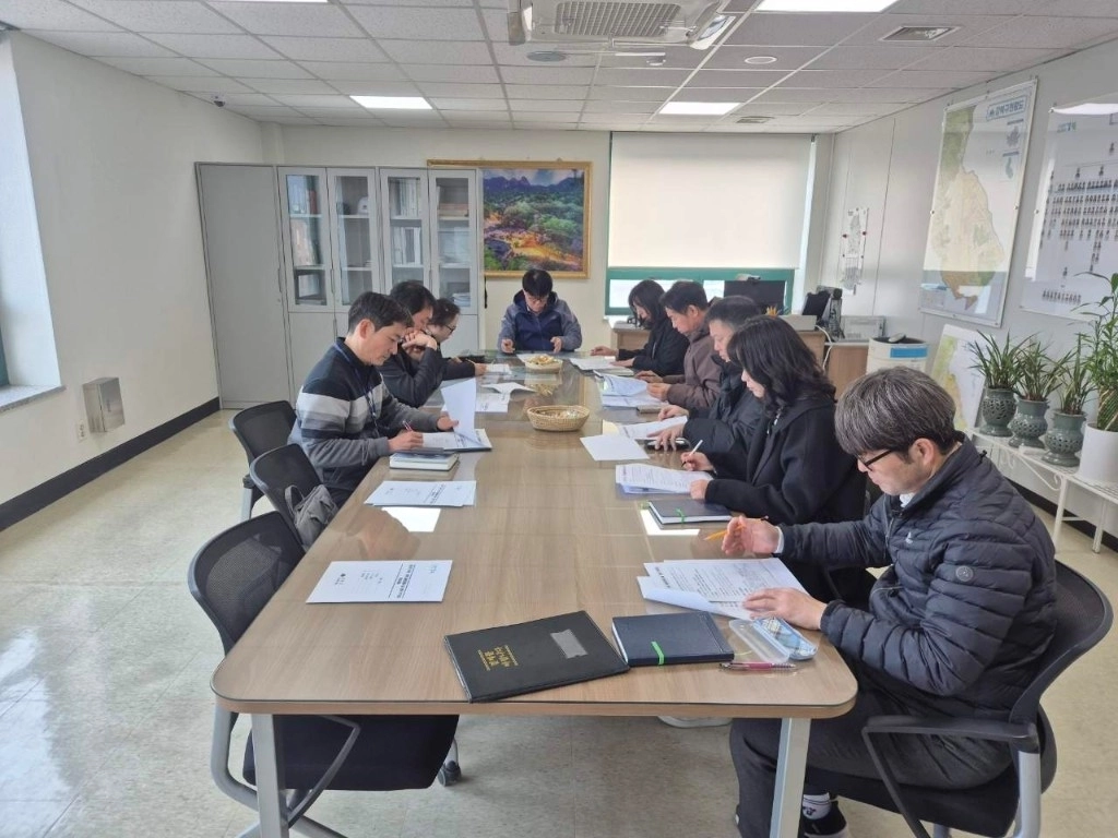 윤보영 강북구 부구청장을 단장으로 하는 하천·계곡 불법 점용시설 정비 전담 태스크포스(TF)가 구청에서 회의하고 있다. 강북구 제공