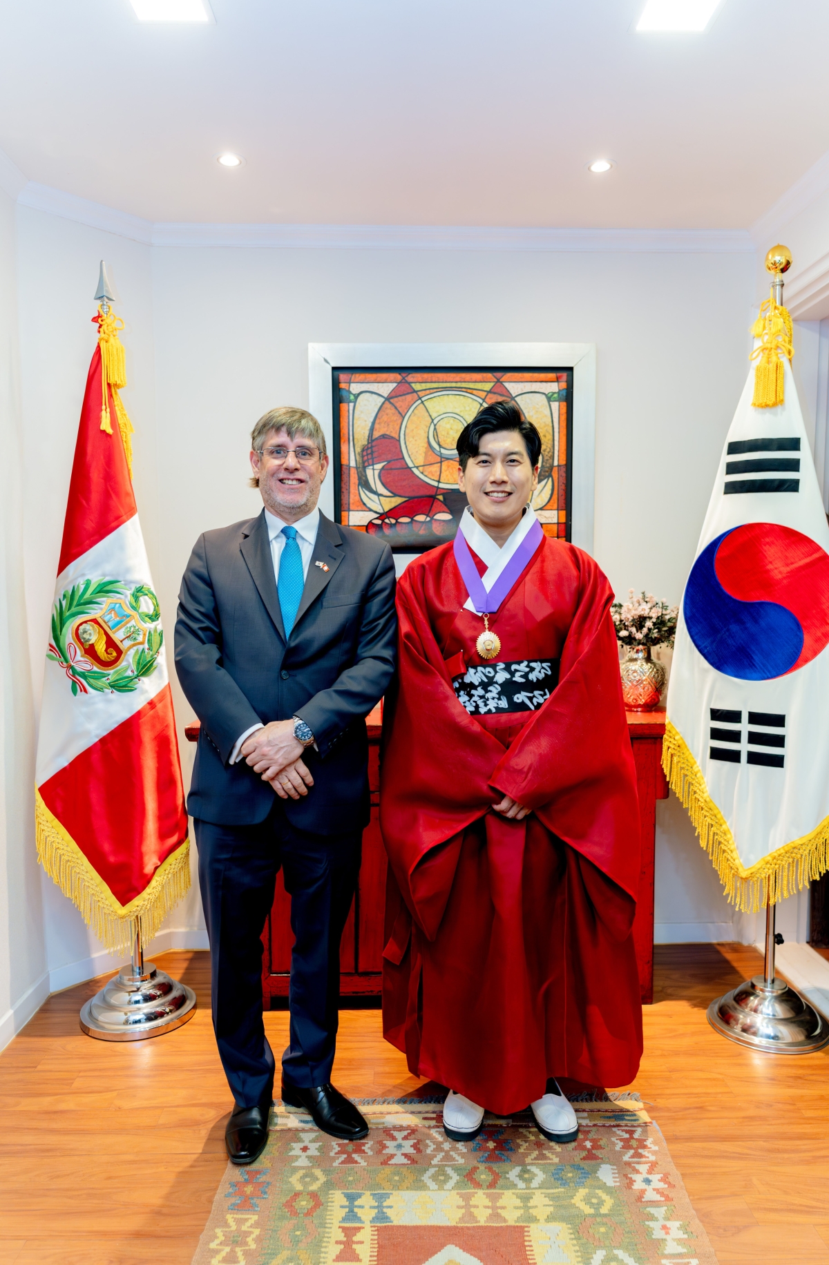 훈장 수여 후 파울 두클로스 주한 페루 대사(왼쪽)와 정사무엘 회장이 기념촬영을 하고 있다.[한문화진흥협회 제공]