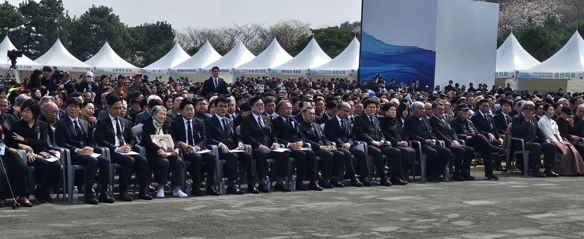 제주4·3의 기록이 세계의 기억이 된 이후 처음 맞는 제78주년 4·3희생자 추념식이 김민석 국무총리, 오영훈 제주지사, 여야 정당 대표, 각계 인사 등 2만여명이 참석한 가운데 3일 제주4·3평화공원에서 봉행되고 있다. 제주 강동삼 기자