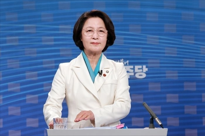 추미애 더불어민주당 경기도지사 경선 후보가 1일 SBS 목동 스튜디오에서 열린 더불어민주당 경기도지사 후보자 2차 합동토론회에서 토론 시작을 기다리고 있다. (국회사진기자단)