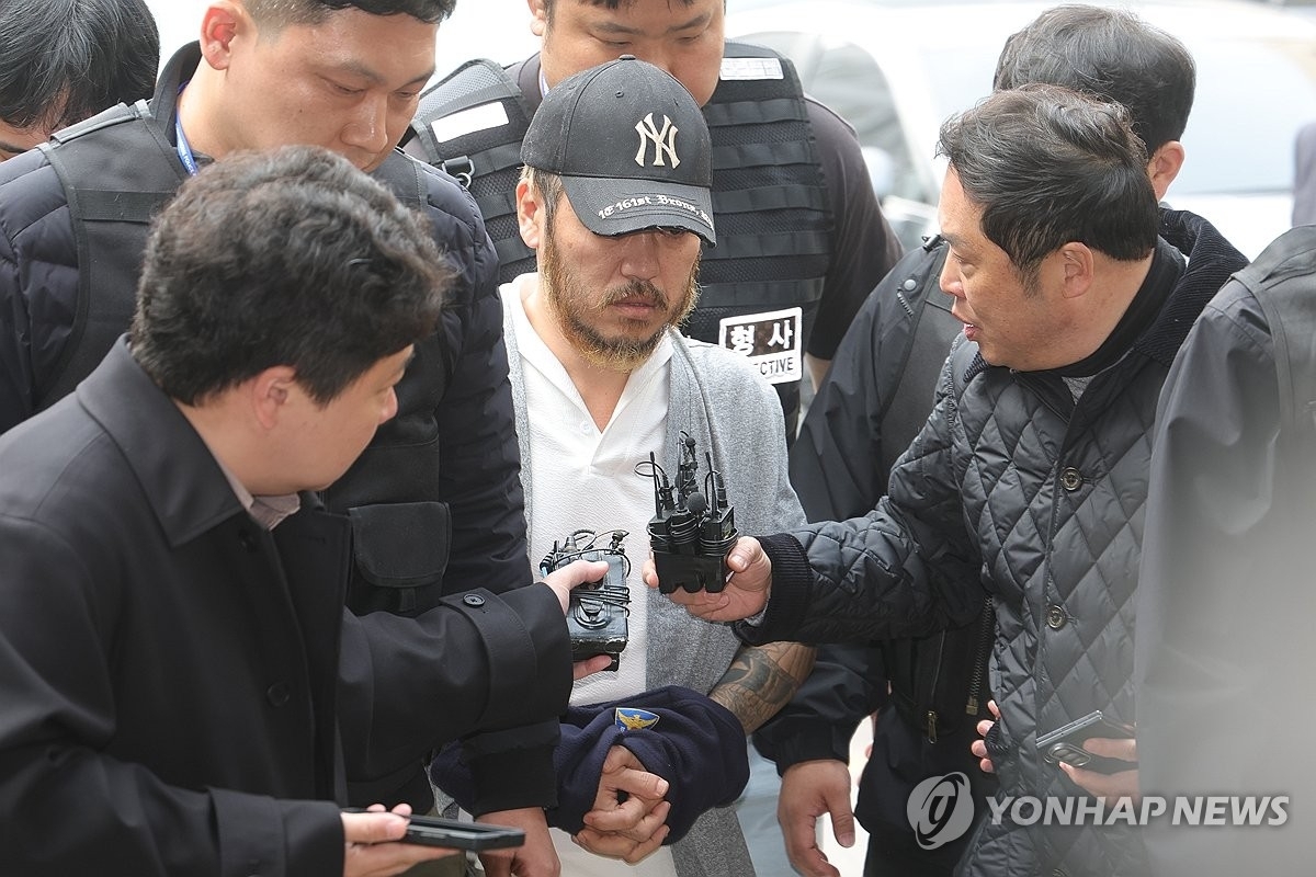 ‘마약왕’ 박왕열이 지난달 27일 경기도 의정부시 가능동 의정부지방법원에서 구속 전 피의자 심문을 위해 법정으로 이동하고 있다. 연합뉴스