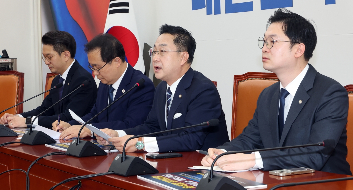 윤석열 정치검찰 조작기소 국조특위 더불어민주당 간사를 맡고 있는 박성준 의원이 지난달 29일 국회에서 기자간담회에서 발언하고 있다. 왼쪽부터 전용기, 이건태, 박성준, 김동아 의원. 2026.3.29 연합뉴스