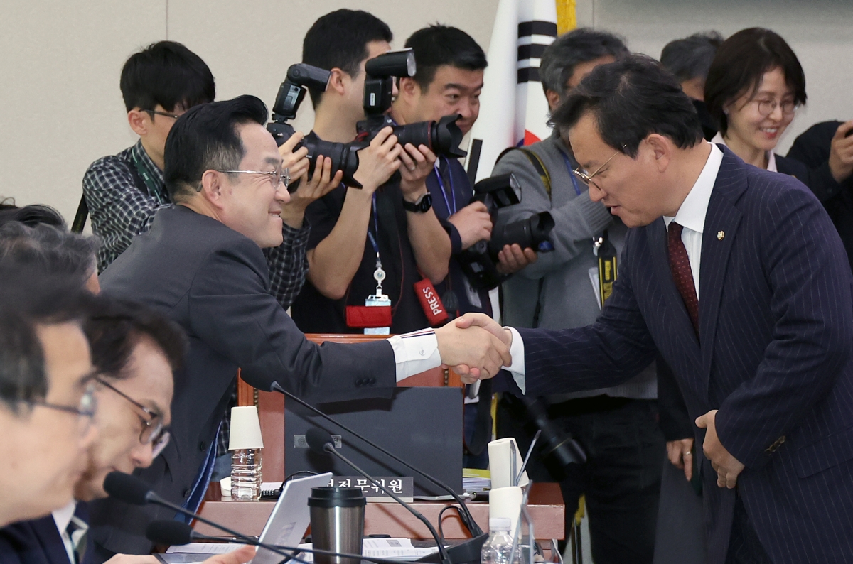 국회 ‘윤석열 정권 정치검찰 조작기소 의혹 사건 진상규명 국정조사특별위원회’ 박성준(왼쪽) 더불어민주당 간사와 김형동 국민의힘 간사가 31일 오전 서울 여의도 국회에서 열린 제3차 전체회의에서 악수하고 있다. 2026.03.31. 뉴시스